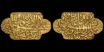 Akbar gold coin, Mehrabi mohur. Obverse: Persian legend, Kalima and the name of the Khalifas with date AH 981. Reverse: Persian legend, Akbar's name and titles, Agra mint.