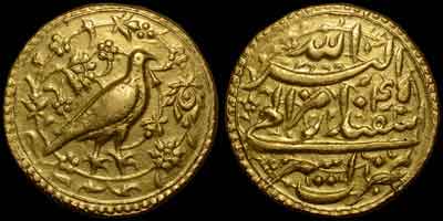 Akbar figure falcon hawk gold coin, figure mohur. Obverse: hawk, falcon standing right with floral ornamentation in field. Reverse: Persian legend, Asir mint and the date 45, to commemmorate the conquest of the fortress of Asirgah.