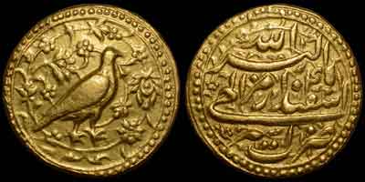 Akbar figure hawk falcon gold coin, figure mohur. Obverse: falcon, hawk standing right. Reverse: Persian legend, Asir mint and the date 45, to commemmorate the conquest of the fortress of Asirgah.