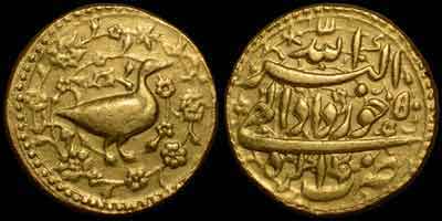 Akbar figure duck gold coin, figure mohur. Obverse: duck standing right with floral ornamentation in field. Reverse: Persian legend, Agra mint and the date 50.