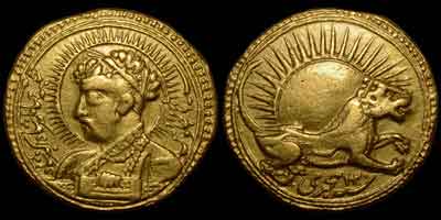 Jahangir portrait gold coin, self portrait mohur. Obverse: Turbanded bust of Jahangir with radiate head left and resting his left hand on a book, regnal year 6. Reverse: A lion to right surmounted by rising sun, AH year 1020.