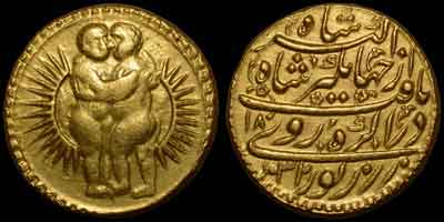 Jahangir zodiac gold coin, zodiac mohur. Obverse: Twins, GEMINI. Two male figures facing to eachother and embracing, in radiate circle. Reverse: Persian legend, AH year 1032, regnal year 18, Agra mint.